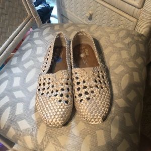 Toms slip on